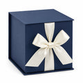 Boîte cadeau carrée 20 x 20 x 20 cm en carton bleu marine avec ruban satin ivoire
