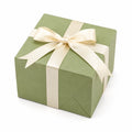 Boîte cadeau carrée 20 x 20 x 10 cm en carton vert avec ruban en satin fermeture décorative