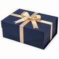 Boîte cadeau 30 x 22 x 12 cm en carton bleu marine avec ruban doré - emballage rectangulaire à couvercle