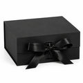 Boîte cadeau carrée 25 x 25 x 12 cm en carton noir avec ruban satiné et fermeture à nœud